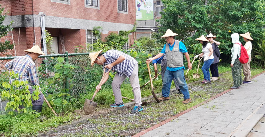 參與同仁努力植樹-以鐵鍬挖土