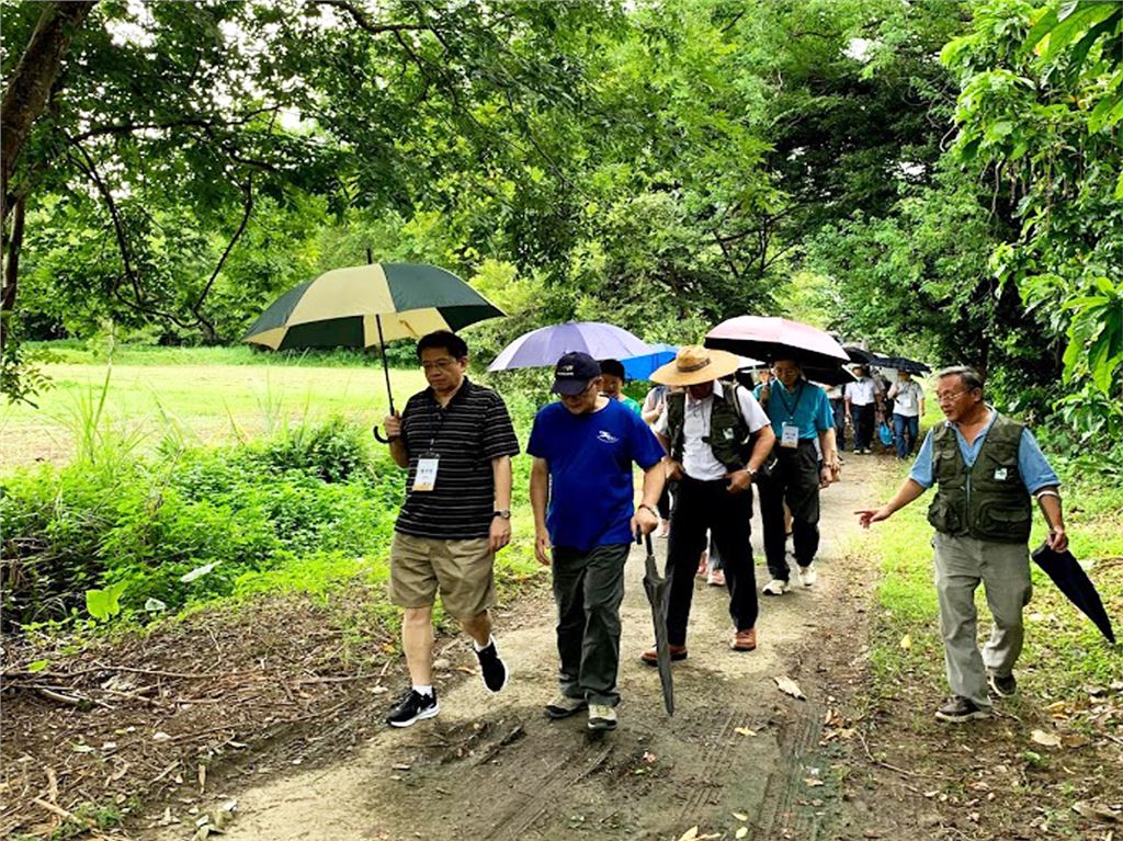 管中閔校長(左一)、盧虎生院長(左二)、潘敏雄場長(左三)、繆八龍股長(右一)