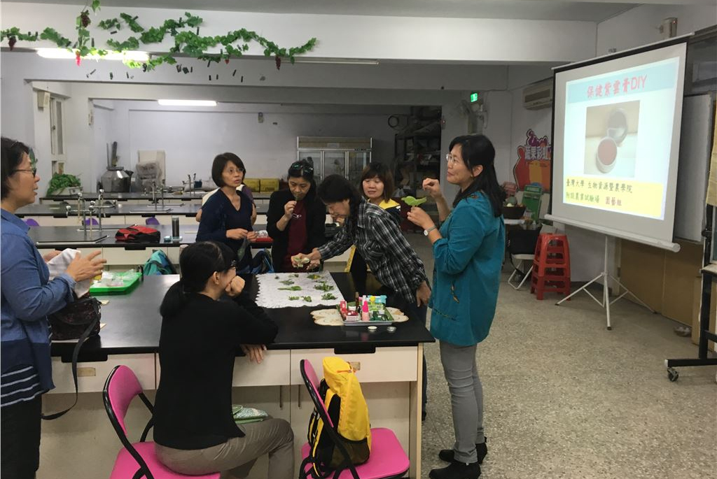 悠遊首都園藝課程講師解說保健紫草膏DIY製作