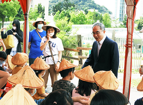 陳校長與臺大附幼小朋友互動