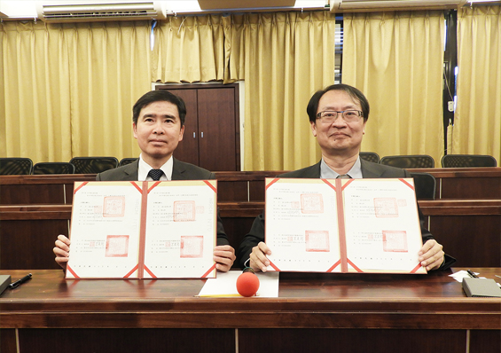 本院林裕彬院長(左)國立中醫藥研究所蘇奕彰所長(右)簽署合作意向書