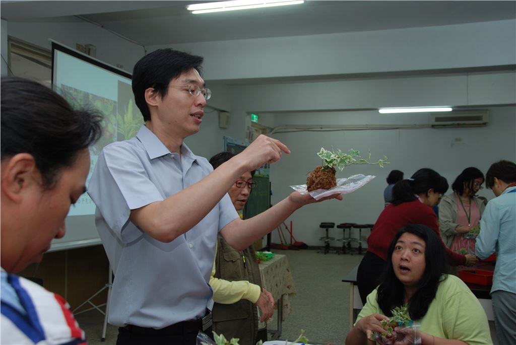 悠遊首都園藝課程講師解說苔球DIY製作