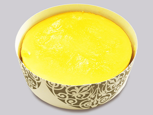 目前為放大圖片。產品敘述；臺大農場6吋重乳酪蛋糕有一張照片，重乳酪蛋糕顏色為黃色上，表面中間顏色是金黃色。