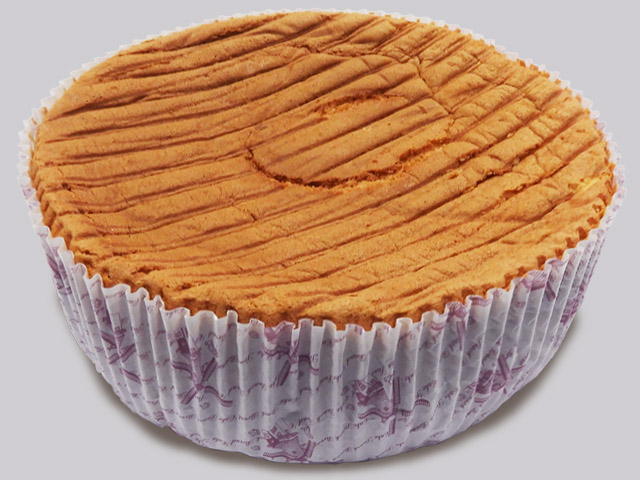 目前為放大圖片。產品敘述；臺大農場清蛋糕有一張照片，清蛋糕顏色是金黃色的，感覺很香又好吃。